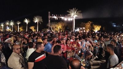 «الصوت الغايب رجع».. المئات ينتظرون حفل منير بمعبد الكرنك (فيديو وصور)