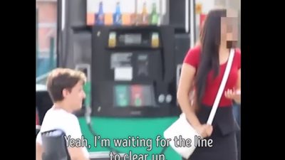 بالفيديو.. رد فعل فتاة بعد معرفتها بثراء شاب مقعد