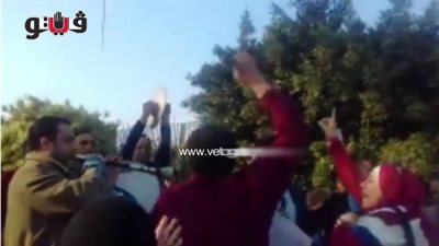 بالفيديو.. أنصار مبارك يرقصون على المزمار أمام مستشفى المعادي العسكري