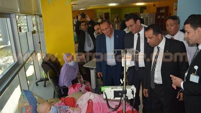 وفد من الشخصيات العامة بشبرا الخيمة يزور مستشفى سرطان الأطفال