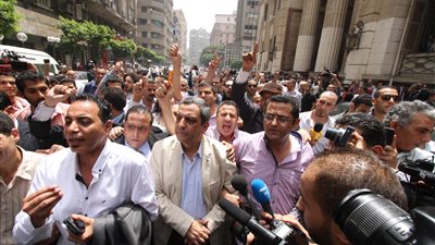 بدء محاكمة نقيب الصحفيين بتهمة «إيواء مطلوبين أمنيًا»