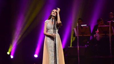 بالفيديو والصور.. أنغام تبدع في مهرجان فبراير الكويت بـ«أكتبلك تعهد»