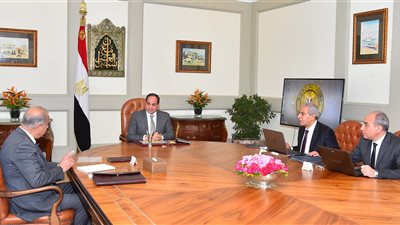 15 تكليفا رئاسيا لتحقيق نهضة تجارية.. الاهتمام بالصناعات التصديرية.. تلبىية احتياجات السوق المحلي.. توفير المنتجات الطبية بأسعار مناسبة.. وتنفيذ مشروع تنمية منطقة المثلث الذهبي