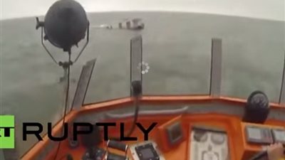 بالفيديو.. لحظة غرق مركب في بحر «المانش»