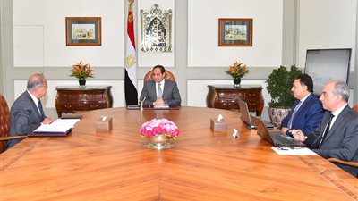 الرئيس يتابع الملف الصحي.. السيسي يكلف بتحسين الخدمات الطبية بالمحافظات.. يطمئن على حالة تلاميذ المدارس الابتدائية في سوهاج.. ويطالب بإنشاء مستشفيات ووحدات جديدة للتخفيف على المرضى