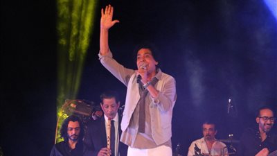 لحظة ظهور محمد منير على مسرح معبد الكرنك (صور)