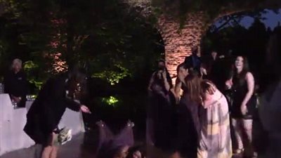 بالفيديو والصور.. موقف محرج لشقيقة عروس أثناء التقاط باقة ورد