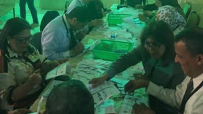 بدء فرز صناديق الاقتراع في الكويت ( صور )