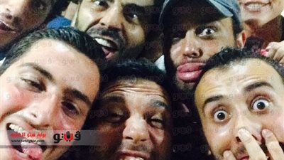 حسن الرداد يحتفل مع فريق عمل «اتهام» على طريقة «سلفي»