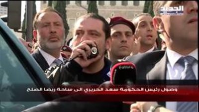 بالفيديو.. متظاهرون يرشقون رئيس الحكومة اللبناني بزجاجات المياه