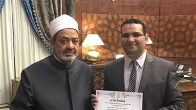 «الطيب» يكرم المشرف على المركز الإعلامي بالأزهر