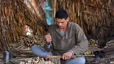 بالصور.. أهالي «إمياي طوخ» يواجهون البطالة بصناعة الأثاث من سعف النخيل.. 120 ورشة تعمل ليل نهار لإنقاذ الحرفة.. 40 جنيهًا أجر العامل يوميًا.. «الصنايعية» يطالبون بـ«قروض وتأمي