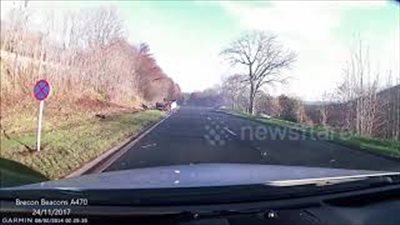 انقلاب سيارة على طريق جبلي في بريطانيا (فيديو)