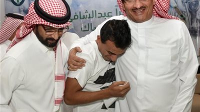 بكاء محمد عبد الشافي خلال وداع زملائه بالأهلي السعودي (فيديو وصور)