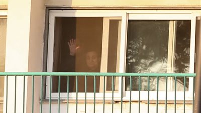 بالفيديو والصور.. مبارك يحيي أنصاره من مستشفى المعادي العسكري