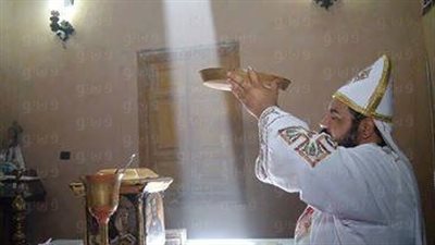 بالصور.. تعامد الشمس على مذبح الملك ميخائيل بكنيسة الدير بالشرقية