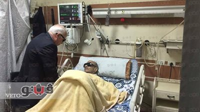 محافظ بورسعيد يزور بطل المقاومة الشعبية بالمستشفى العسكري