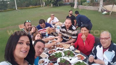 بالصور.. حفل غداء لأسرة مسلسل «شهادة ميلاد»