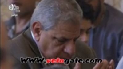 بالفيديو.. «محلب» يتخلف عن الصف الأول في «الجمعة» ويصلي بين المواطنين