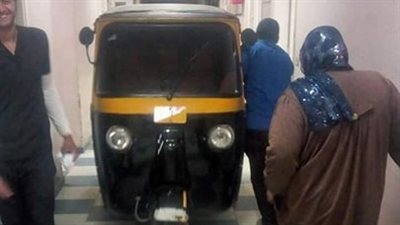 بالصور.. «توك توك» ينقل مريضا داخل مبنى مستشفى بلبيس العام