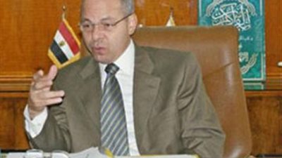 محافظ بنى سويف يستقبل والدة أحد المفقودين  أثناء الثورة