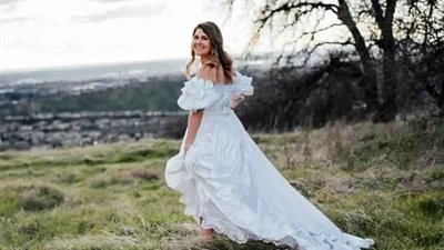 عروس ترتدي فستان زفاف والدتها (صور)