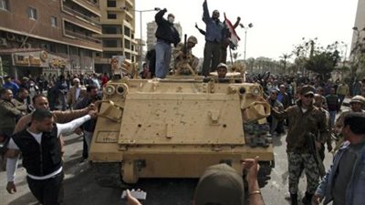 المدرعات تغلق مداخل 