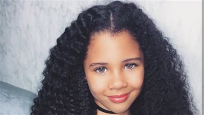 امرأة تثير ضجة بتصفيفات شعر ابنتها المجعد (صور)