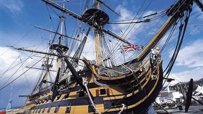 شبح قائد سفينة يخرج من جدارها (فيديو وصور)