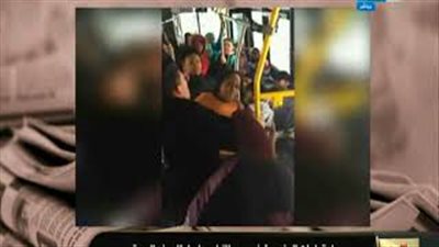 القرموطي يعرض فيديو لفتاة بريطانية تعتدي على محجبة في لندن