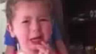 بكاء طفل بعيد ميلاده بسبب عمره (فيديو وصور)