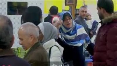 بالفيديو.. رد فعل المواطنين على فتاة تهين حماتها في سوبر ماركت