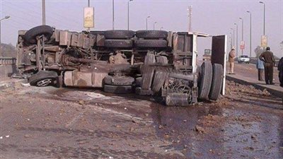 تصادم 6 سيارات أعلى دائري المنيب بسبب انقلاب مقطورة