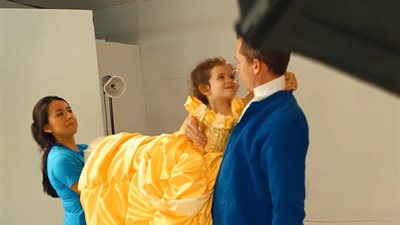 شاهد.. رجل يطوف أوروبا للحصول على خلفيات صور طفلته