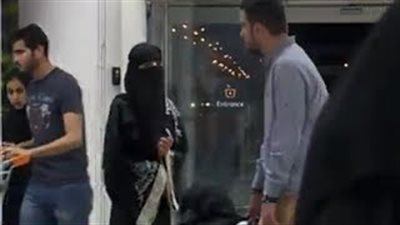 بالفيديو.. رد فعل السعوديين على زوجة منتقبة توبخ حماتها داخل سوبر ماركت