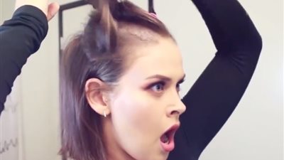 امرأة تحلق شعرها بالكامل (فيديو)