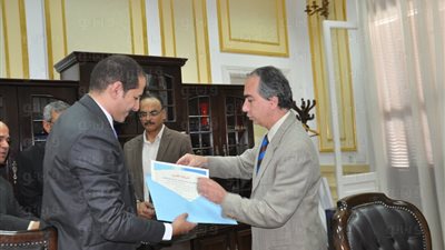 بالصور.. محافظ الجيزة يكرم مدير الإدارة الهندسية بحي العجوزة