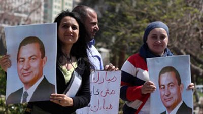 أنصار مبارك يسبون دفاع شهداء ومصابي ثورة يناير