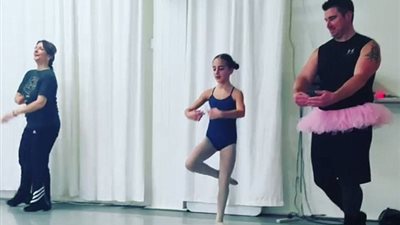 بالفيديو والصور.. آباء يثيرون ضجة لمشاركة بناتهم في الباليه