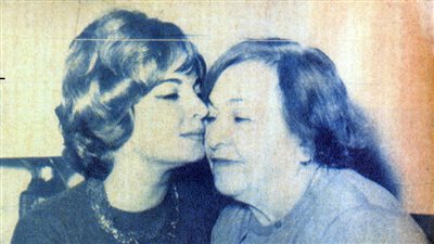 قُبلة من شادية على جبين والدتها في عيد الأم