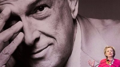 هيلاري كلينتون تشيد بذكرى «المهاجر» أوسكار ديلا رينتا