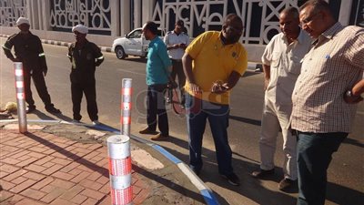 تركيب أول نموذج للأرصفة المضيئة بالأقصر