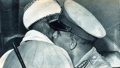 عناق الأخوة بين الرئيسين المصري والسوداني عام 1953