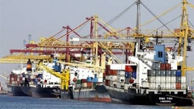 ضبط 7 حاويات تحتوي على أسلحة بيضاء بميناء السخنة