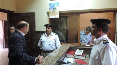 بالصور..مدير شرطة النقل يفاجئ قسم ثان المترو ويطمئن على معيشة المحتجزين