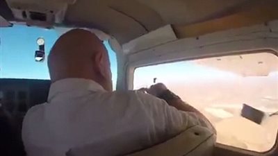 بالفيديو والصور.. شاهد ماذا حدث لرجل فتح نافذة طائرة لالتقاط صورة