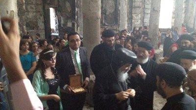 الأنبا مكاريوس يبارك صلاة خطوبة داخل أنقاض كنيسة بالمنيا