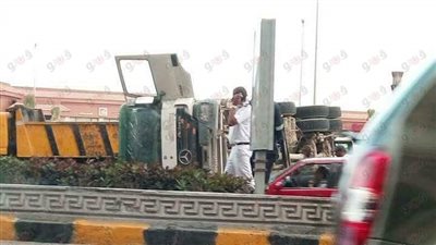شلل مروري بكورنيش الإسكندرية بعد انقلاب سيارة «خلاط أسمنت»