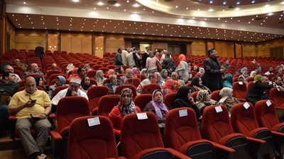 توافد المتقدمين لقرعة حج الداخلية على أكاديمية الشرطة بالعباسية