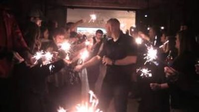 بالفيديو.. اشتعال النيران في شعر عروس بالخطأ في حفل زفافها